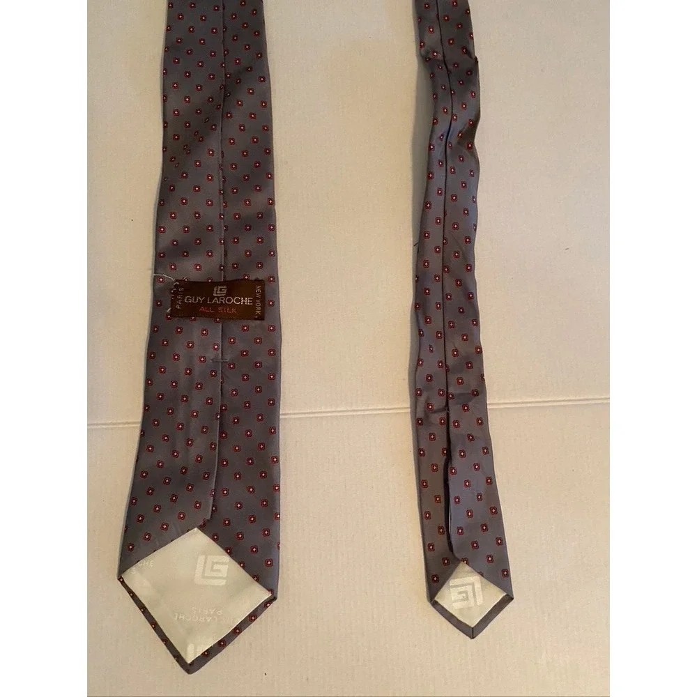 Guy Laroche Paris Mens Silk Necktie Grey Red Geometric Medallion Pattern Tie